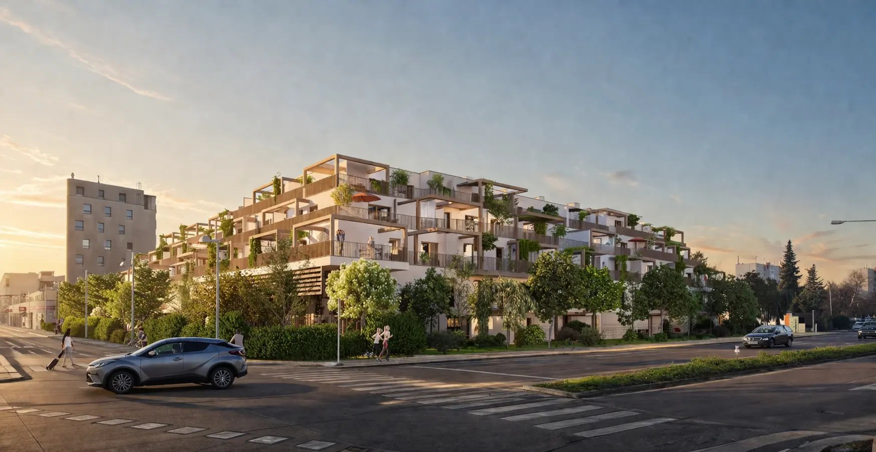 Straßenansicht der Wohnanlage Terrazza22 bei Sonnenuntergang mit begrünten Holzterrassen und Balkonen