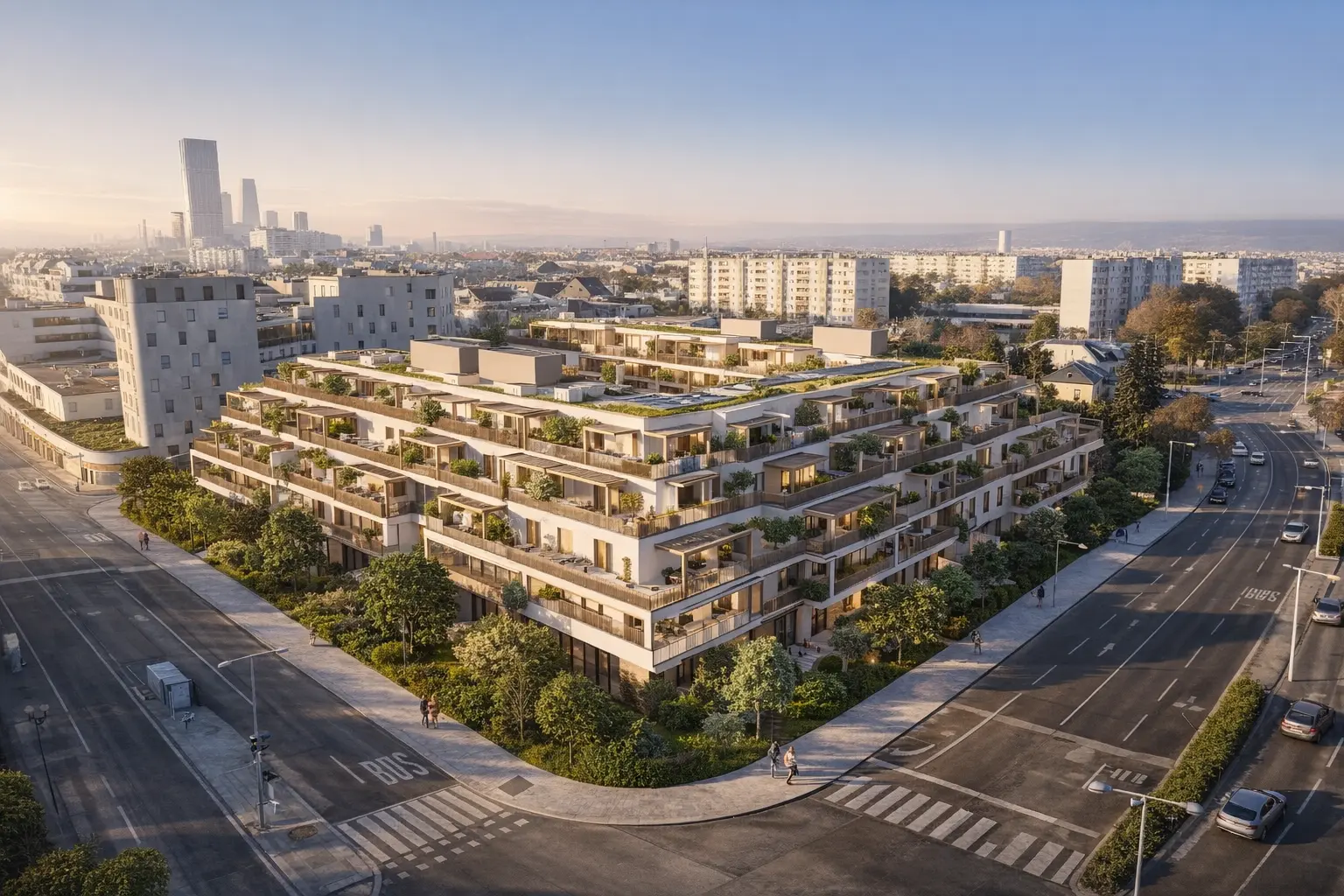 Luftaufnahme der Wohnanlage Terrazza22 mit begrünten Terrassen und Dachgärten, im Hintergrund die Skyline von Wien